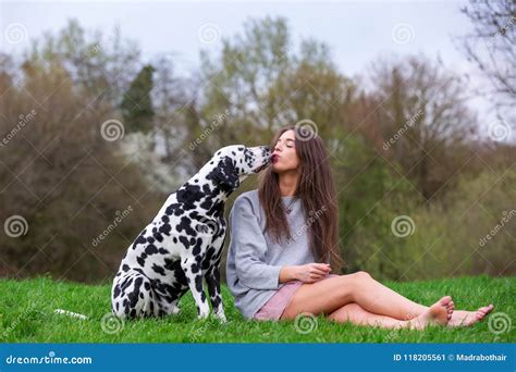 femmes suce chien|Femme Baisse Avec Chien Dans Le Lit – HD Vidéos et plus de.